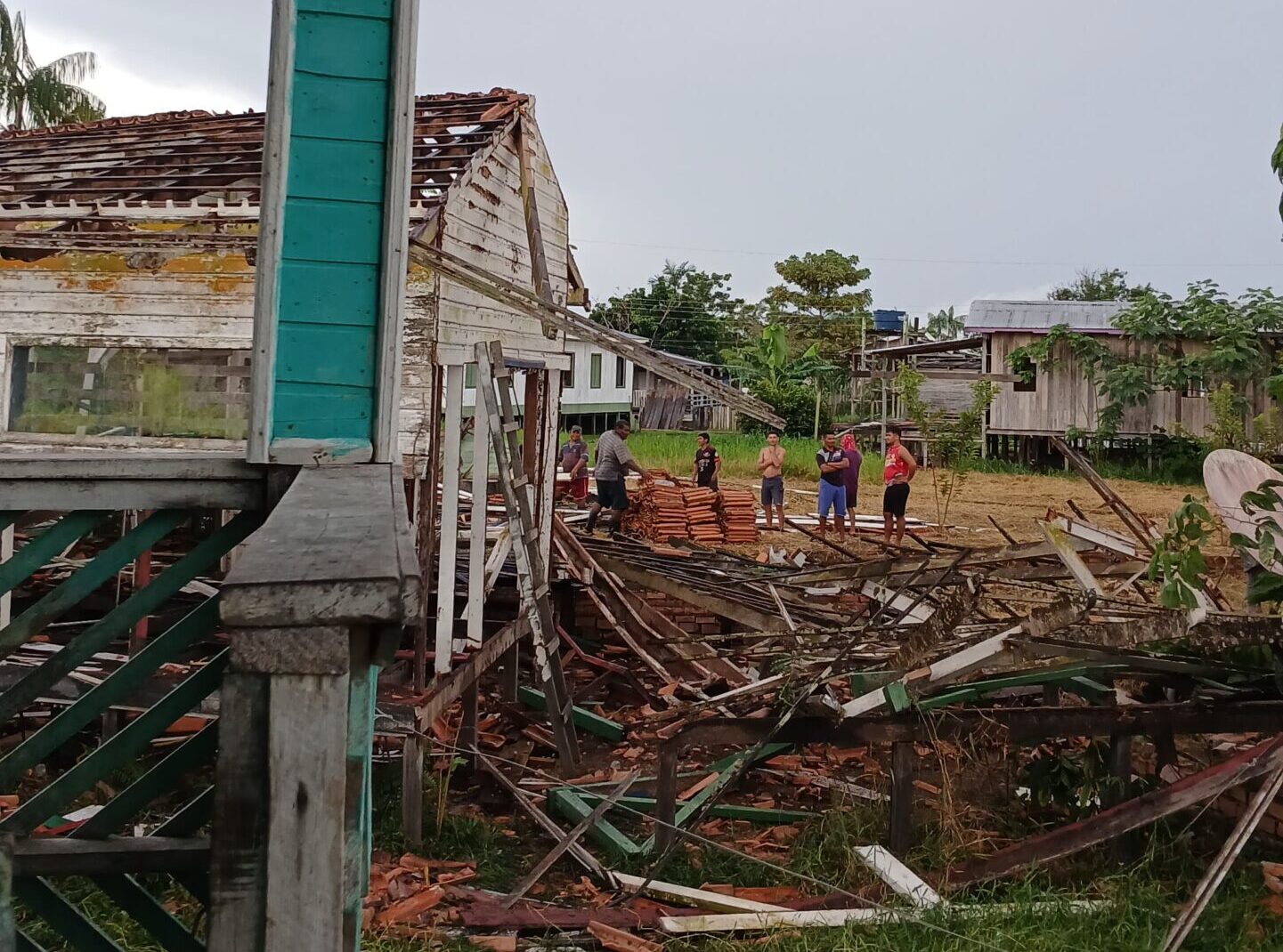 Demolição da Escola Municipal Senador Feijó em Campinas do Norte