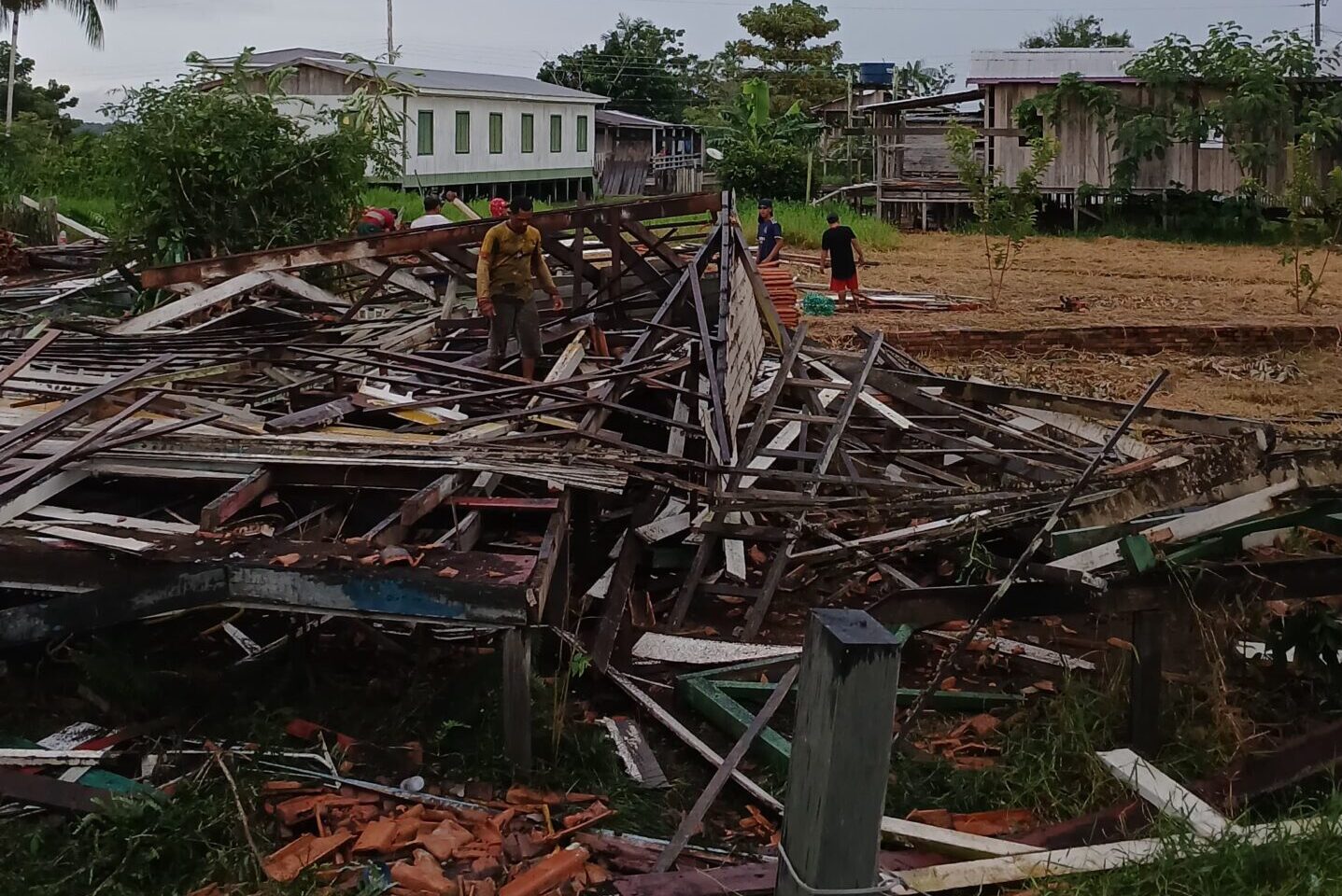 Terreno da antiga Escola Municipal Senador Feijó após demolição