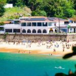 5 restaurantes com vista para o mar para transformar o happy hour em experiência