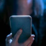 Golpes digitais usam solidão e engenharia emocional para capturar adultos vulneráveis