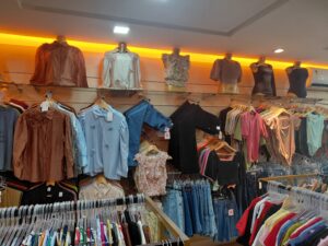 Interior da loja UP Fashion em Manacapuru durante inauguração