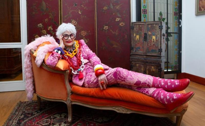 Rosamaria Murtinho chega ao Teatro I Love PRIO como Iris Apfel em “Uma Vida em Cores”